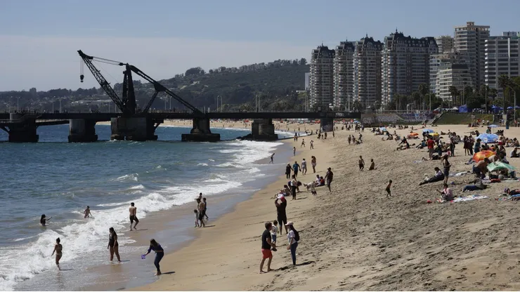 Santiaguinos aprovecha los fines de semana largo para viajar a la costa.