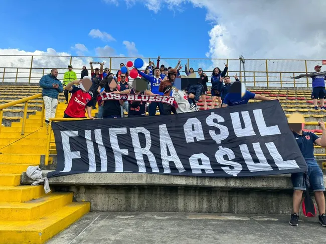 La bandera que ingresaron los hinchas de la U en Colombia.