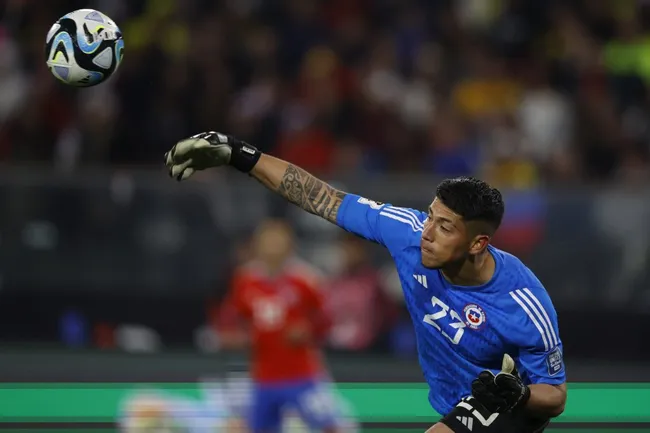 Brayan Cortés viene de ser el titular en el arco de la Roja en las primeras dos fechas de las Eliminatorias. ¿Repetirá el meta de Colo Colo ante Perú y Venezuela? | Foto: Photosport. 