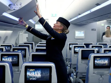 ¿Cuánto gana una azafata en Chile? Revisa el sueldo promedio