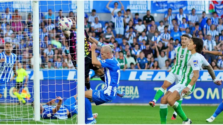 Una buena atajada de Bravo terminó rebotando en Bellerín para el gol de Alavés.