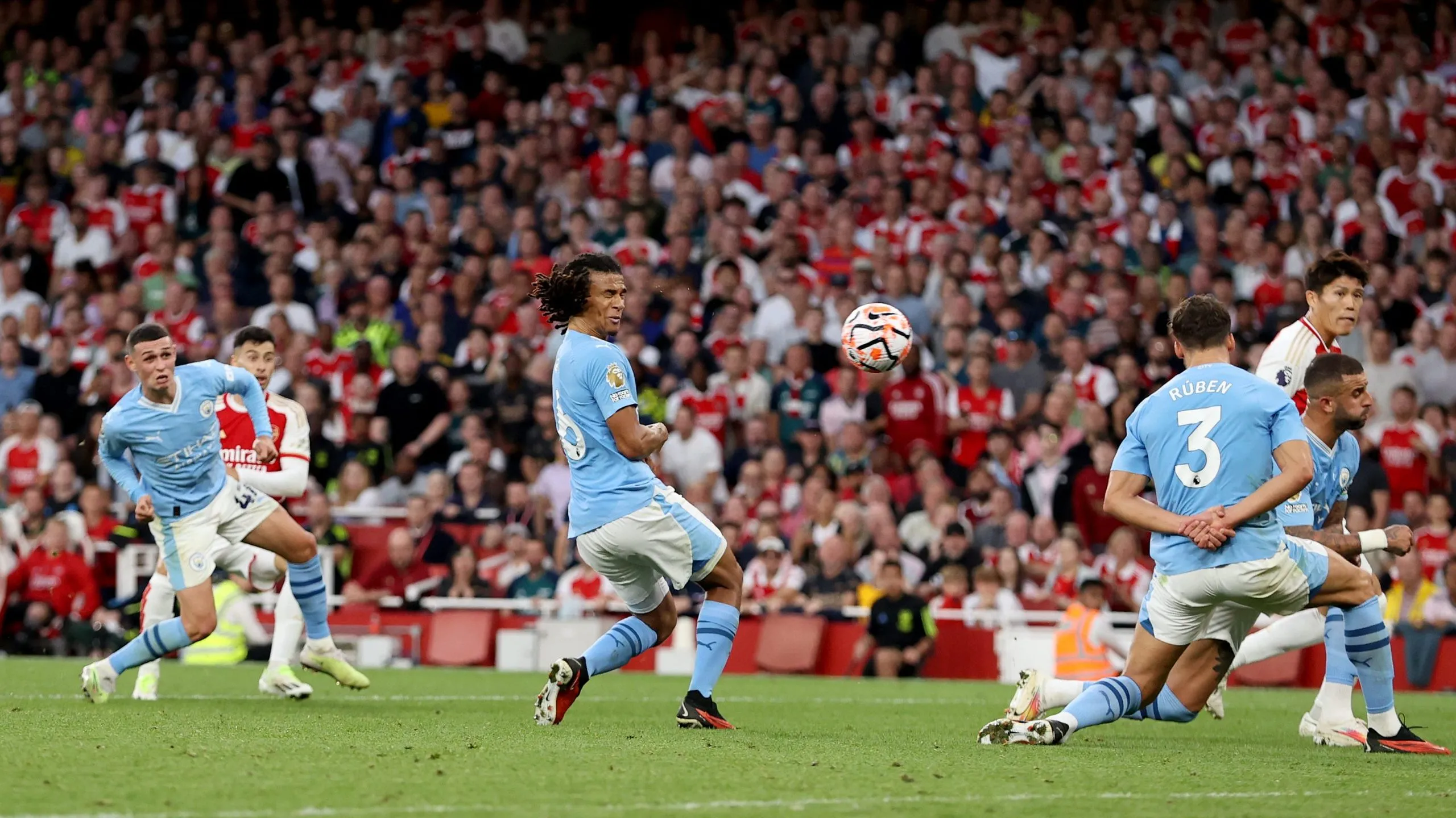 Imagen del gol: el balón de Martinelli dio de lleno en la cara de Aké | Getty Images