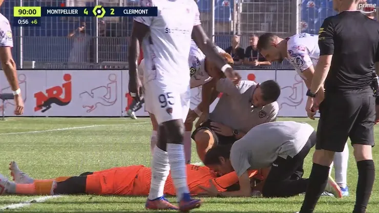Mory Diaw tuvo que ser evacuado en camilla desde el estadio.