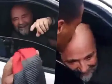 Hincha besa la pelada de Sampa para agradecerle por cumplir promesa