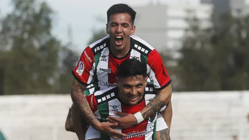 Joe Abrigo se ha erigido como un indiscutido en la creación de juego en Palestino. En la imagen celebra en andas de Maxi Salas.