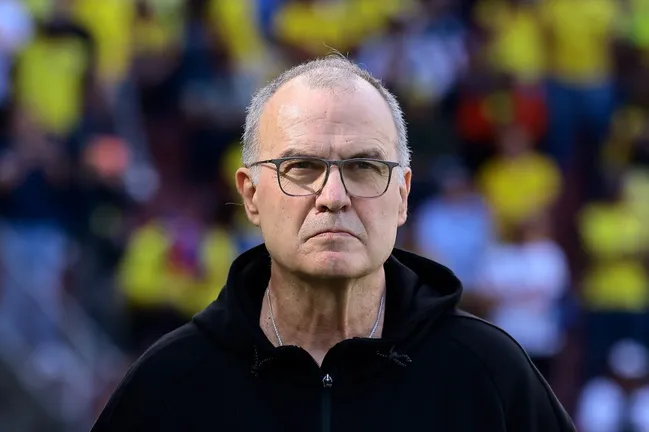 Marcelo Bielsa lleva un partido ganado y otro perdido en las Eliminatorias con Uruguay. | Foto: Getty Images.