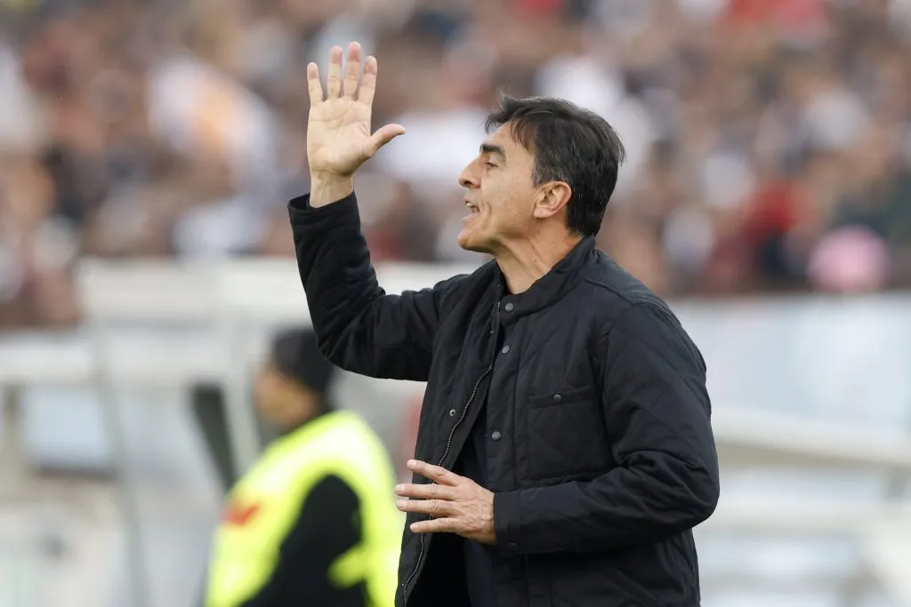 Gustavo Quinteros da indicaciones en la goleada que Colo Colo le propinó a Cobresal. (Felipe Zanca/Photosport).