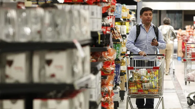 Persona haciendo compras en el supermercado