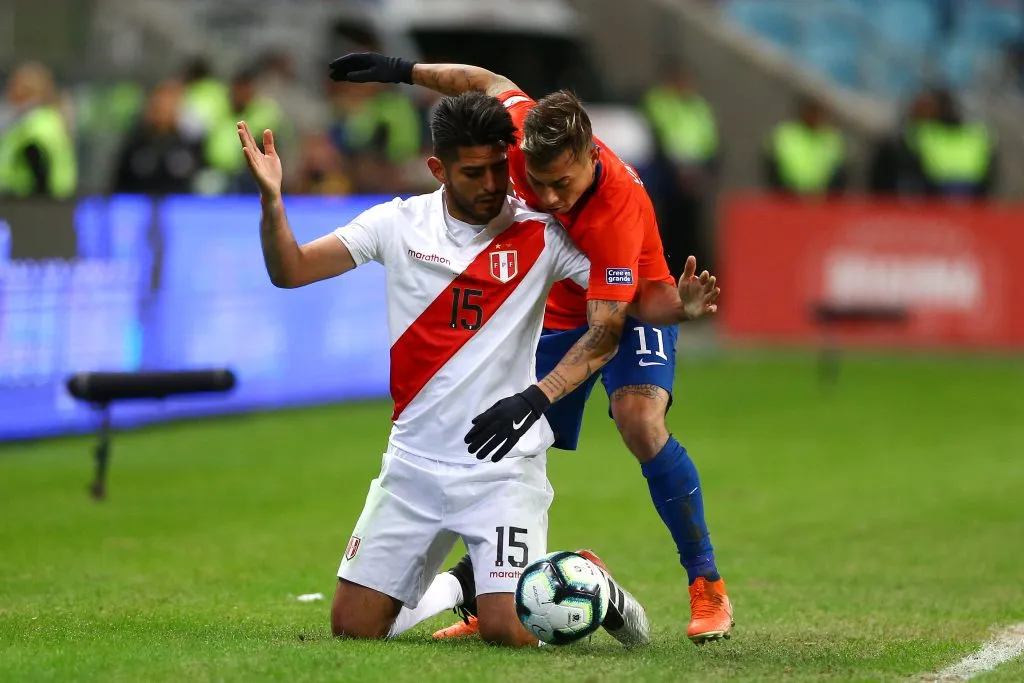 Un duelo de Carlos Zambrano ante Eduardo Vargas en la Copa América 2019 en Brasil. Perú venció a Chile en la semifinal. (Lucas Uebel/Getty Images).