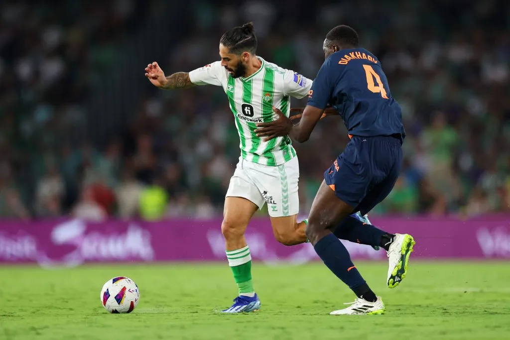 Isco en acción por el Betis ante Mouctar Diakhaby, zaguero del Valencia. (Fran Santiago/Getty Images)