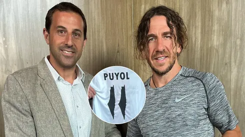 Puyol posó feliz con la camiseta del Tino