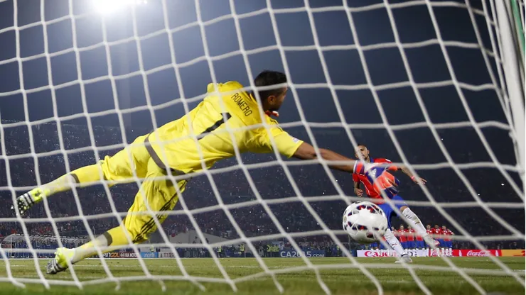 Vidal le anota a Sergio Romero el segundo penal en la Copa América 2015