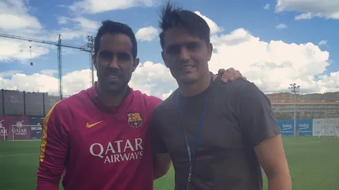 Olarra junto a Bravo cuando el meta lo recibió el 2016 en Europa