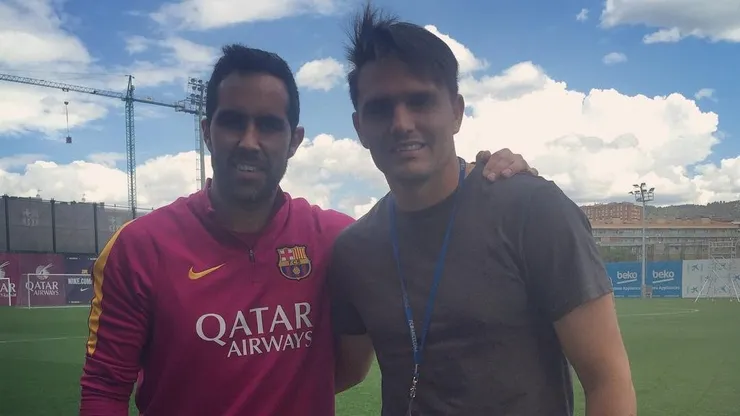 Olarra junto a Bravo cuando el meta lo recibió el 2016 en Europa