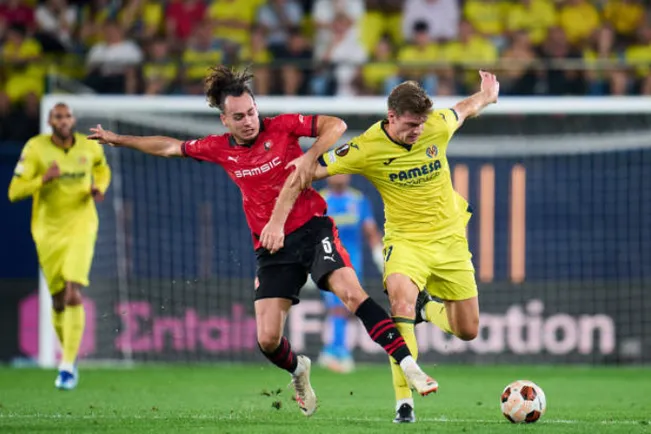 Alexander Sorloth enfrenta la marca del belga Arthur Theate, quien fue compañero de Gary Medel en la Serie A. Villarreal venció con lo justo al Rennes en la Europa League gracias a su espigado artillero. (Getty Images).