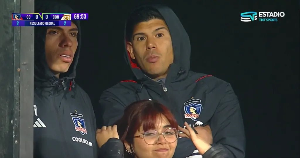 Carlos Palacios y Esteban Pavez en el túnel del Monumental. (Captura TNT Sports).