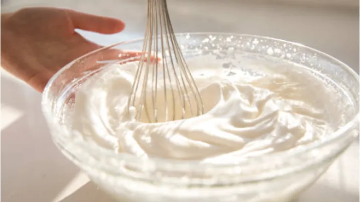 El merengue es el acompañamiento perfecto para el pie de limón.
