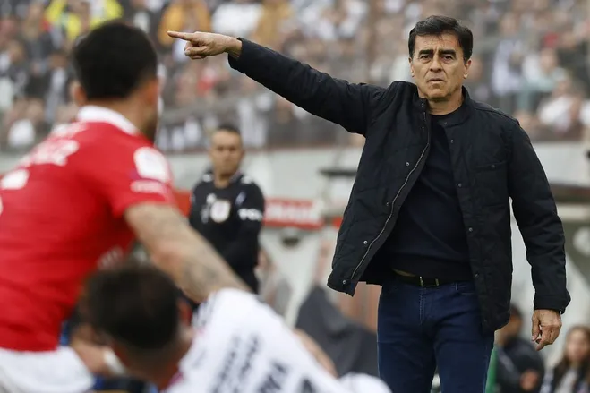 Gustavo Quinteros tiene de momento un 59.86% de rendimiento en Colo Colo tras su llegada en octubre del 2020. | Foto: Photosport. 