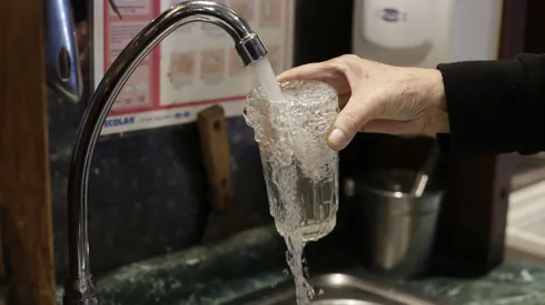 ¿Cuánto dura el corte de agua en Santiago? Revias las fechas y horarios.