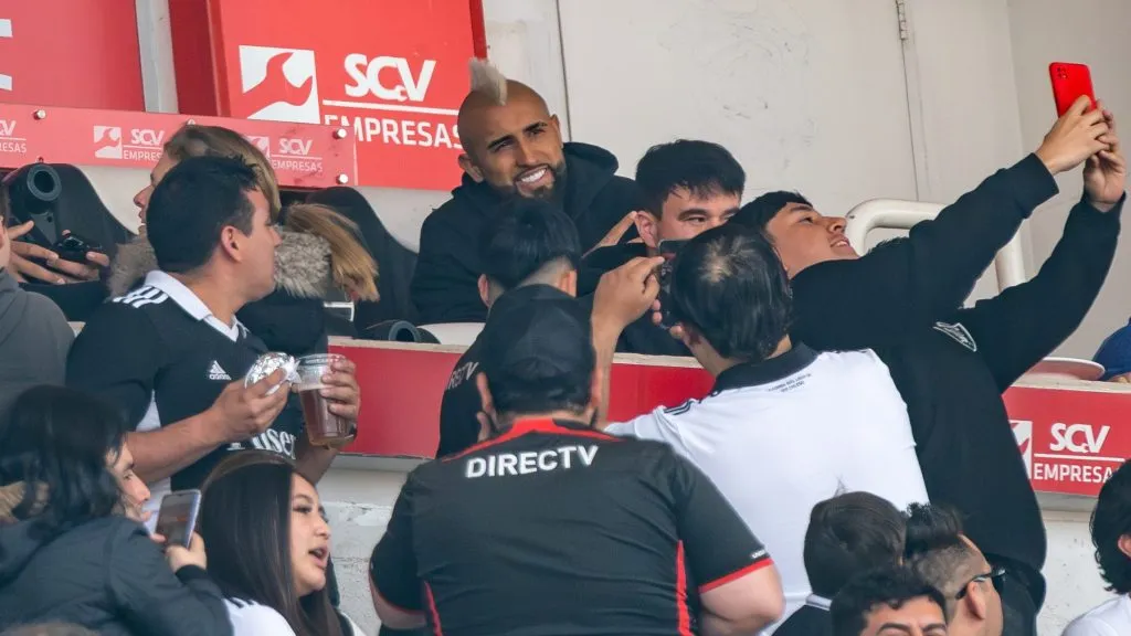 Arturo Vidal acompañó a Colo Colo en todos sus partidos en el Monumental mientras estuvo en Chile recuperándose de su lesión. Foto: Guille Salazar, RedGol
