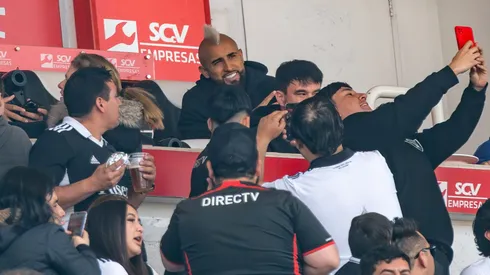 Arturo Vidal estaba acompañando a Colo Colo en el Monumental y se esperaba que llegara a La Cisterna, pero no ocurrió.