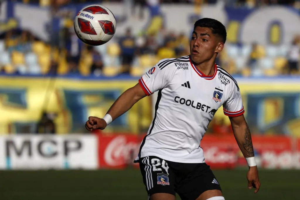 Jordhy Thompson en acción por Colo Colo. (András Piña/Photosport).