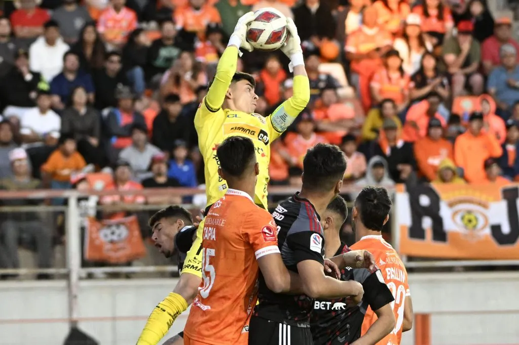 Hugo Araya descuelga con seguridad un centro en la ida entre Colo Colo y Cobreloa. (Pedro Tapia/Fotosport).