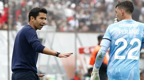 Nicolás Núñez y su tocayo Peranic en el duelo ante Colo Colo.