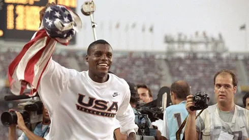 Carl Lewis hizo historia en el atletismo mundial. | Foto: Getty