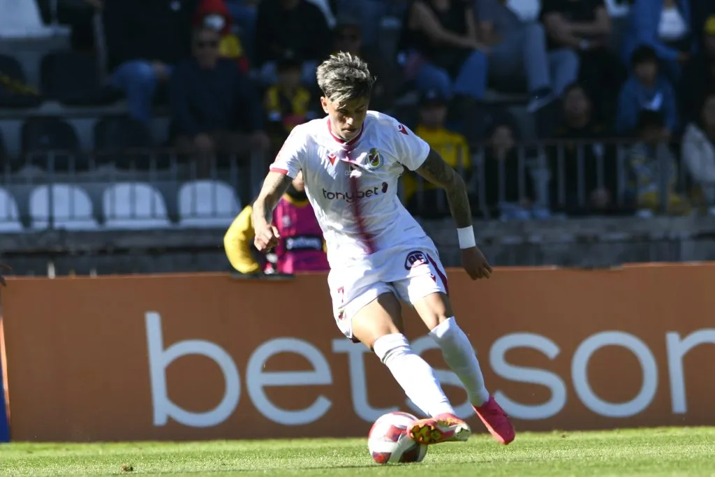 Maximiliano Guerrero conduce el balón en un clásico entre Deportes La Serena y Coquimbo Unido por la Copa Chile 2023. (Alejandro Pizarro Ubilla/Photosport).