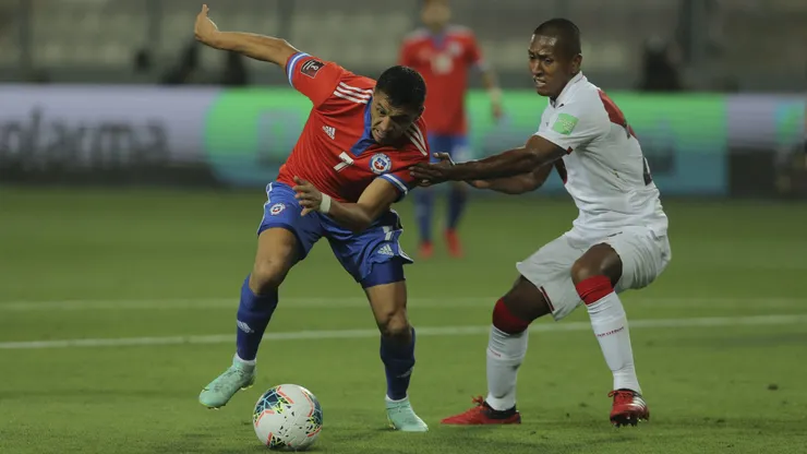 Alexis Sánchez en la última visita de la Roja a Perú: fue una derrota que prácticamente sentenció las chances de clasificar a Qatar 2022.