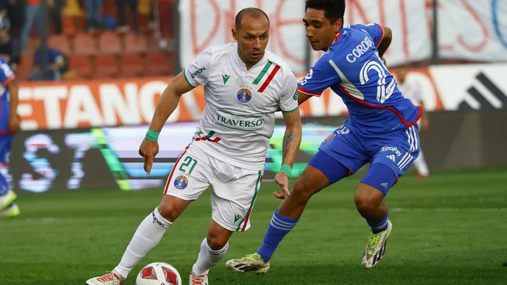 Marcelo Díaz jugó 85' en la derrota de Audax Italiano ante Universidad de Chile. En la foto elude a Renato Cordero.