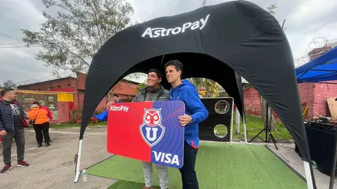 Con Diego Rivarola como invitado, AstroPay lanzó su nueva tarjeta de débito oficial de la mano con Universidad de Chile en el estadio Santa Laura.