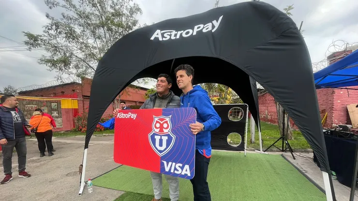 Con Diego Rivarola como invitado, AstroPay lanzó su nueva tarjeta de débito oficial de la mano con Universidad de Chile en el estadio Santa Laura.