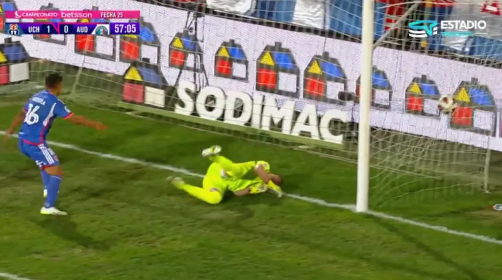 Tomás Ahumada no puede contener la pelota (Captura)