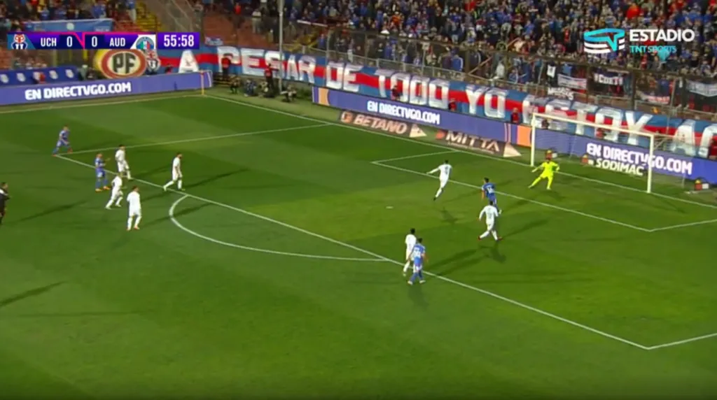 La pelota sobrepasa a Carlos Labrín (Captura)