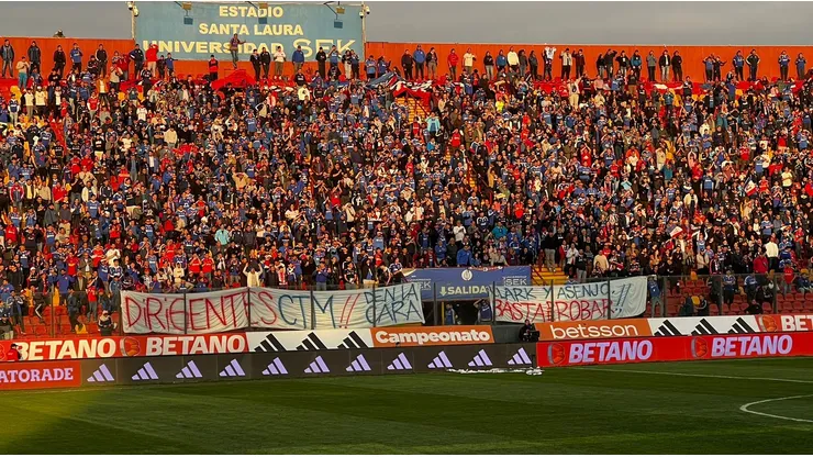 Los lienzos en Santa Laura contra la dirigencia de Azul Azul.