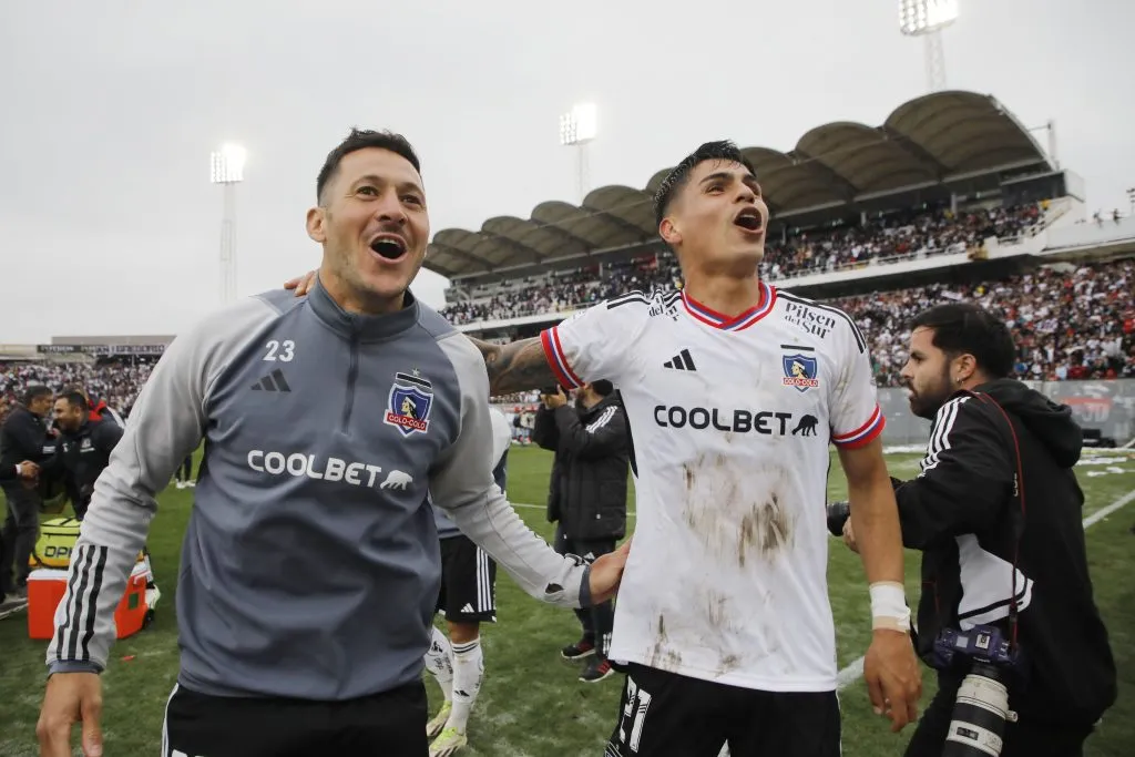 Así celebraron Erick Wiemberg y Ramiro González la postrera victoria de Colo Colo ante la UC. (Dragomir Yankovic/Photosport).