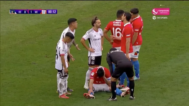 Zampedri en el piso tras el foul de Falcón