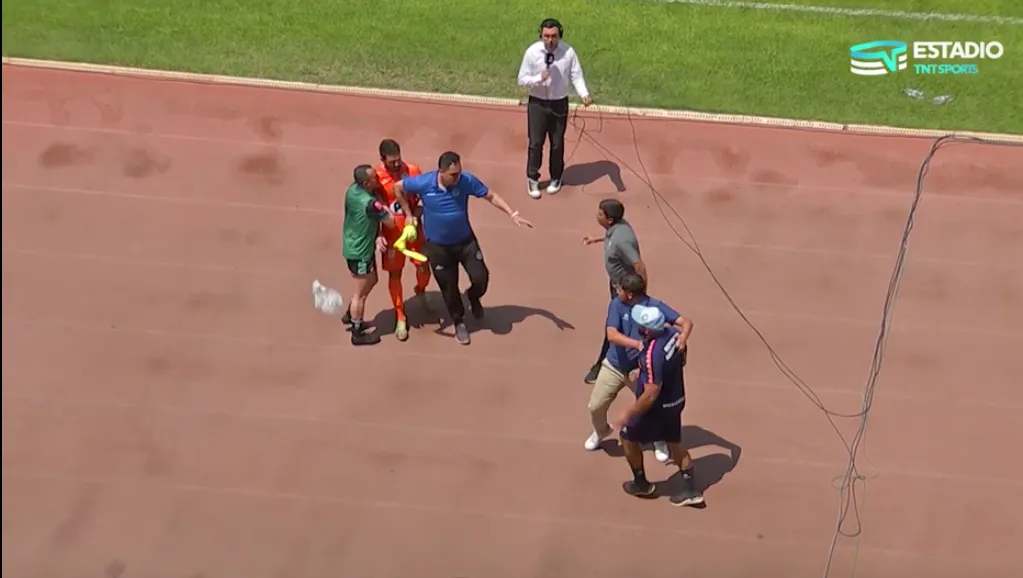 Cuando Mauricio Viana se retiraba, un integrante del cuerpo técnico de Antofagasta intentó encararlo.