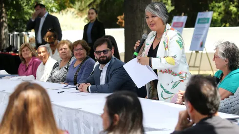 Santiago, 30 de noviembre de 2023 El Presidente Gabriel Boric, junto a la ministra del Trabajo, Jeannette Jara, participa en encuentro con personas mayores que reciben el Aguinaldo de Navidad para pensionados en la comuna de Quinta Normal. Javier Salvo/Aton Chile