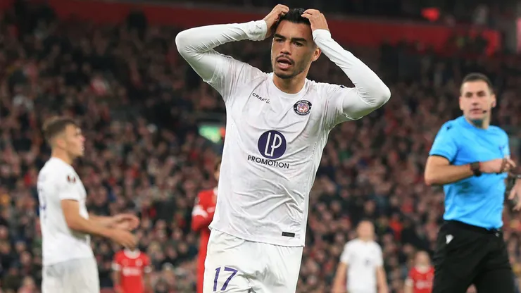 Empate de Toulouse contra Union St. Gilloise: Suazo pudo marcar el gol al minuto, pero estaba todo nublado con el humo de la barra de los franceses.
