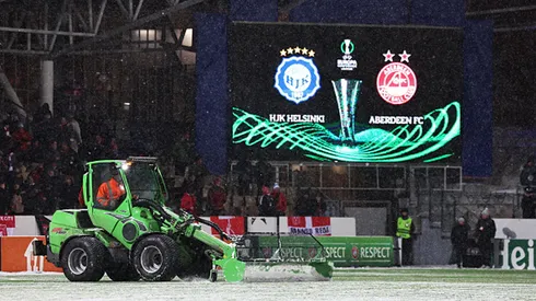 Proyectiles de nieve al arquero en Conference League.