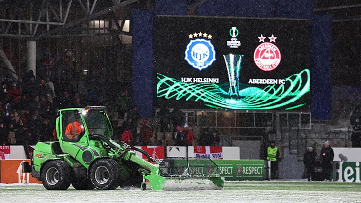 Proyectiles de nieve al arquero en Conference League.