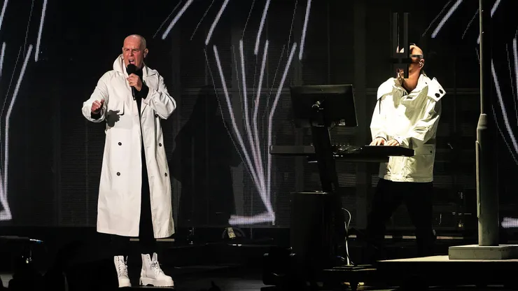 La banda británica compuesta por Neil Tennant y Chris Lowe hizo bailar a los miles de asistentes presentes en el Movistar Arena.