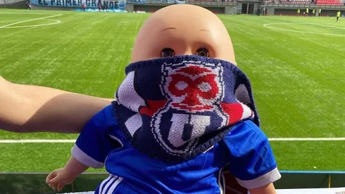 Pelón camuflado en el estadio viendo a la U.