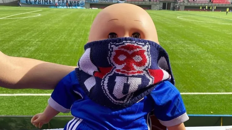 Pelón camuflado en el estadio viendo a la U.