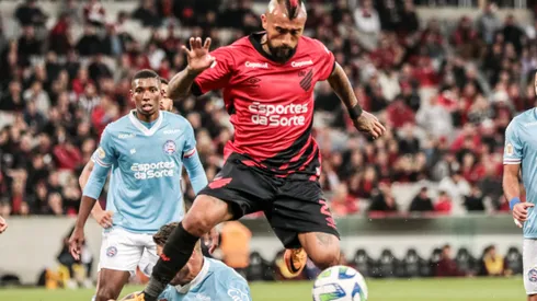 Futbol, Athletico Paranaense vs Bahia. Brasileirao 2023. El jugador de Athletico Paranaense Arturo Vidal es fotografiado durante el partido del brasileirao contra Bahia disputado en el estadio Arena da baixada en Parana, Brasil. 16/07/2023 AGIF/Photosport Football, Athletico Paranaense vs Bahia. 2023 Brasileirao. Athletico Paranaense's player Arturo Vidal is pictured during the brasileirao match against Bahia at the Arena da baixada in Parana, Brasil. 16/07/2023 AGIF/Photosport