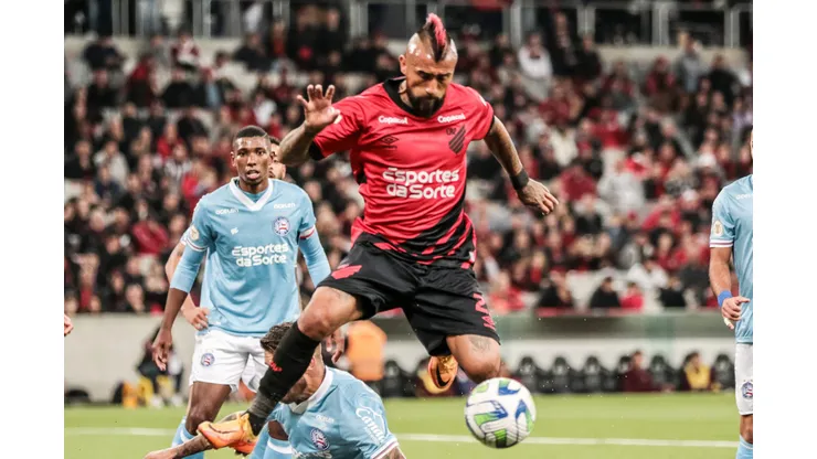 Futbol, Athletico Paranaense vs Bahia. Brasileirao 2023. El jugador de Athletico Paranaense Arturo Vidal es fotografiado durante el partido del brasileirao contra Bahia disputado en el estadio Arena da baixada en Parana, Brasil. 16/07/2023 AGIF/Photosport Football, Athletico Paranaense vs Bahia. 2023 Brasileirao. Athletico Paranaense's player Arturo Vidal is pictured during the brasileirao match against Bahia at the Arena da baixada in Parana, Brasil. 16/07/2023 AGIF/Photosport