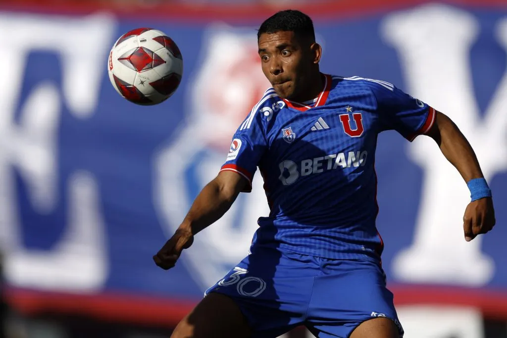 Aseguran que las declaraciones del Coca Mendoza apuntan al profesionalismo de Universidad de Chile. Foto: Andres Pina/Photosport